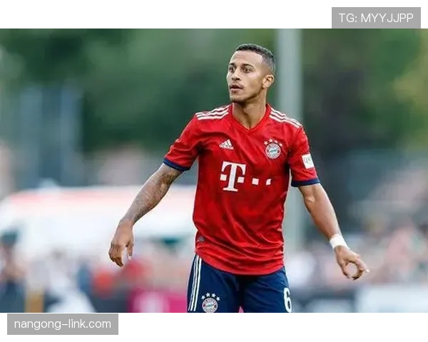 在控球体系下莫德里奇与蒂亚戈中场分工形成明显转移