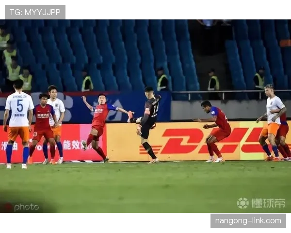 手臂不自然扩大是否构成手球犯规？规则如何界定“自然位置”