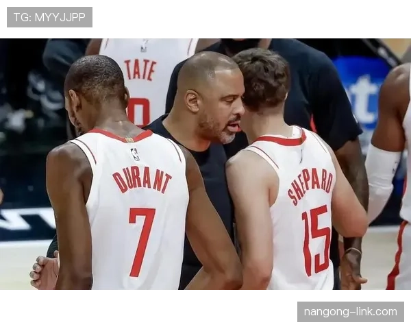 萨博尼斯更像前场指挥官：挡拆分球喂外线重塑进攻